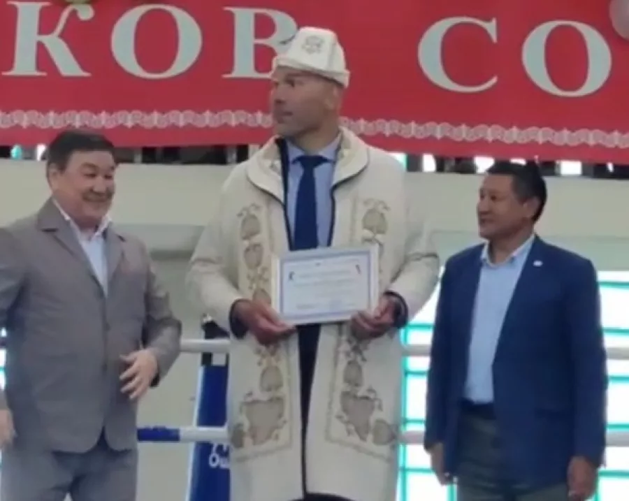 00771b562884926b4b38093050d9efee XL Ошто Николай Валуевге калпак кийгизип, чапан жабышты