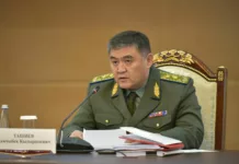 Если вы не можете работать честно на госслужбе, лучше воспитывайте детей и живите спокойно, заявил Камчыбек Ташиев после церемонии передачи сельхозтехники в Нарыне