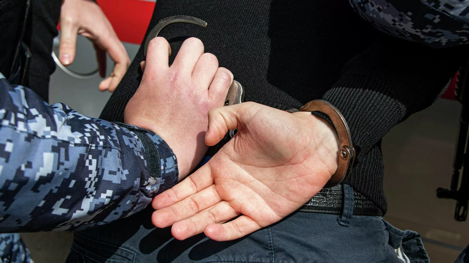 Спецназ в Бишкеке приехал на задержание на "Гелике"