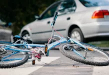 В Бишкеке водитель ехал по велодорожке и сбил курьера