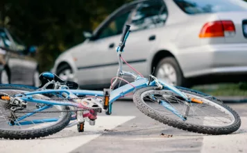 В Бишкеке водитель ехал по велодорожке и сбил курьера