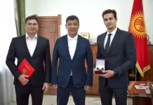 Айбек Джунушалиев вручил награды пловцу Денису Петрашову и его тренеру