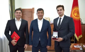 Айбек Джунушалиев вручил награды пловцу Денису Петрашову и его тренеру