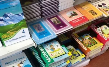 Нехватка учебников: в школах Кыргызстана организуют книжные ярмарки