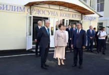 Президент Казахстана подарил бишкекской школе автобус