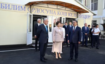 Президент Казахстана подарил бишкекской школе автобус