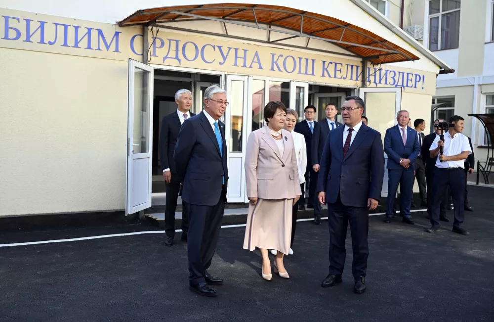 2025 08 22 20 45 32 864540 Президент Казахстана подарил бишкекской школе автобус