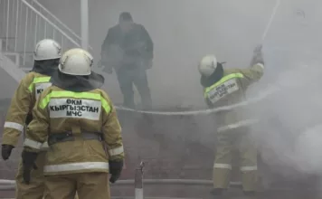В Оше по улице Салиева произошел пожар на 5-м этаже жилого дома. Пожарные эвакуировали жильцов дома.