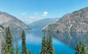 Мужчина переплыл озеро Сары-Челек за 2 часа 22 минуты. Он преодолел дистанцию в 7,5 км.