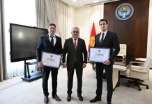 Адылбек Касымалиев суучул Денис Петрашовду кабыл алды