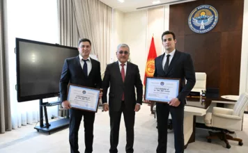 Адылбек Касымалиев суучул Денис Петрашовду кабыл алды