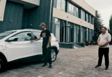 Садыр Жапаров подарил автомобиль экоактивисту из России