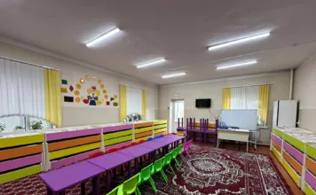 Оштун мэри бала бакчадагы тараканды жетекчинин колуна салды