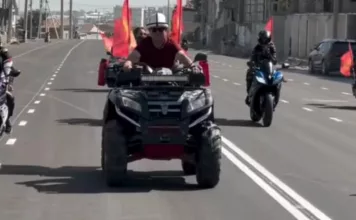 Мэр города Ош проверил качество дороги на квадроцикле