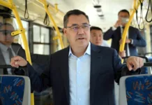 Садыр Жапаров открыл сервисный центр и прокатился на электробусе