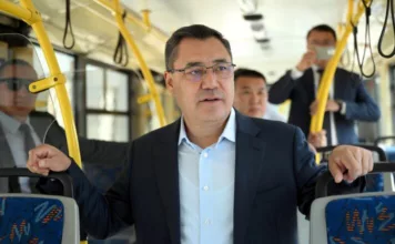 Садыр Жапаров открыл сервисный центр и прокатился на электробусе