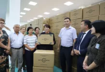 Кыргызстанским учителям передали 27 тысяч ноутбуков