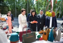 Айгүл Жапарова менен Саида Мирзиёевага кол өнөрчүлөрдүн эмгектери көрсөтүлдү