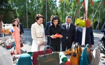 Айгүл Жапарова менен Саида Мирзиёевага кол өнөрчүлөрдүн эмгектери көрсөтүлдү