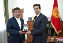Бишкек мэри Айбек Жунушалиев Денис Петрашов менен жолугуп, саат белек кылды
