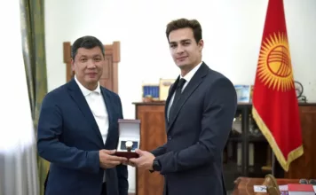 Бишкек мэри Айбек Жунушалиев Денис Петрашов менен жолугуп, саат белек кылды