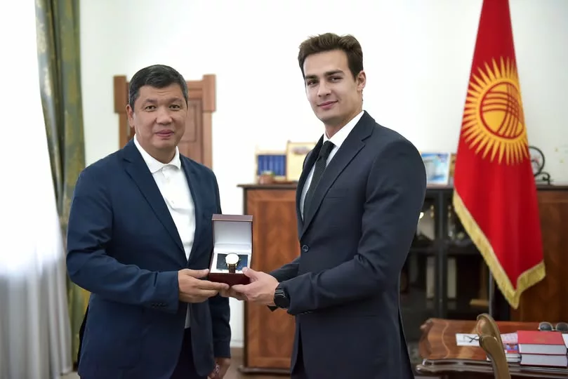 538320700 1221647160011136 6657822321862743335 n Бишкек мэри Айбек Жунушалиев Денис Петрашов менен жолугуп, саат белек кылды