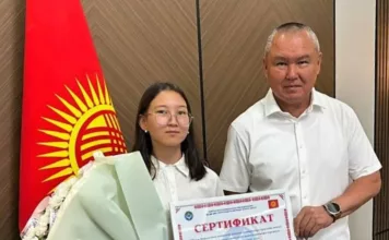 Юной чемпионке мира по шахматам вручили сертификат на 200 тысяч сомов