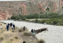 В Нарыне из-за обрушения моста грузовик упал в реку, водителя ищут
