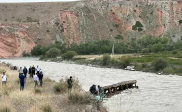 В Нарыне из-за обрушения моста грузовик упал в реку, водителя ищут