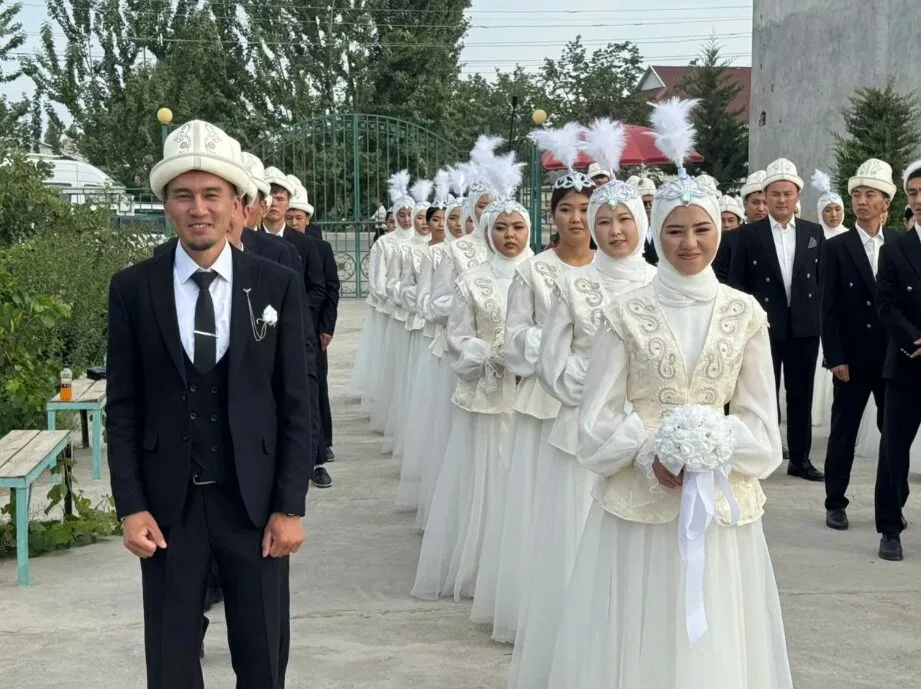 Bez nazvaniya 3 1 В Баткене провели массовую свадебную церемонию для 25 пар