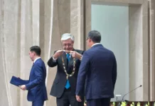 Касым-Жомарт Токаев Садыр Жапаровду «Алтын кыран» ордени менен сыйлады