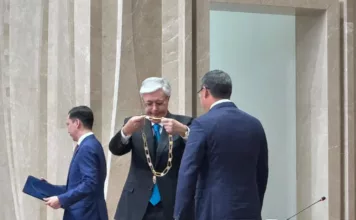 Касым-Жомарт Токаев Садыр Жапаровду «Алтын кыран» ордени менен сыйлады