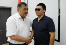 Камчыбек Ташиев вручил 1 млн сомов в качестве материальной помощи военному, ослепшему после ранения во время приграничного конфликта в Баткене