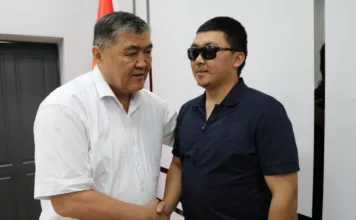 Камчыбек Ташиев вручил 1 млн сомов в качестве материальной помощи военному, ослепшему после ранения во время приграничного конфликта в Баткене