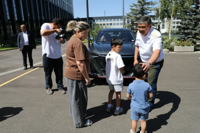 Photo 2025 08 19 14 22 00 3 камчыбек ташиев вручил жене осужденного организатора сети вебкам-студий в бишкеке даниэля ажиева машину и ключи от квартиры.