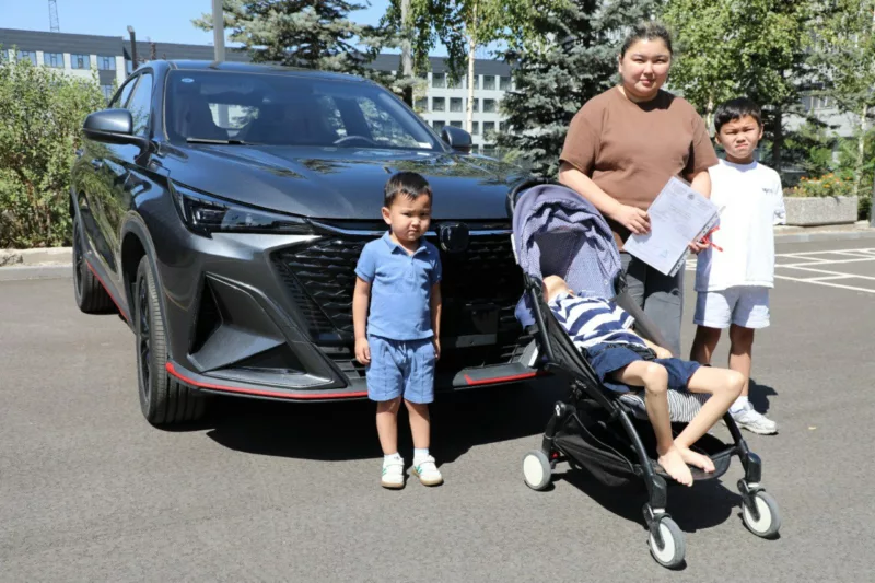 Photo 2025 08 19 14 22 00 4 камчыбек ташиев вручил жене осужденного организатора сети вебкам-студий в бишкеке даниэля ажиева машину и ключи от квартиры.