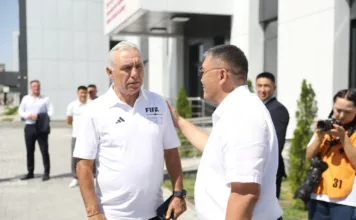 Камчыбек Ташиев встретился с обладателем “Золотого мяча” и лучшим бомбардиром ЧМ-1994