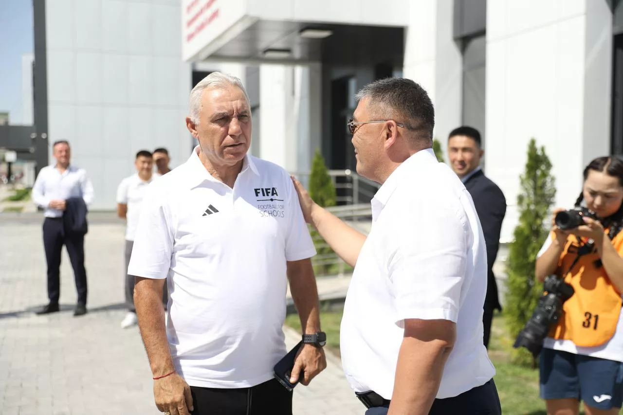 photo 2025 08 21 17 03 49 Камчыбек Ташиев встретился с обладателем "Золотого мяча" и лучшим бомбардиром ЧМ-1994
