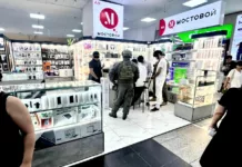 Бишкекте iPhone телефондорун ачып, сыйымдуулугун көбөйтүп сатып жүргөндөр кармалды