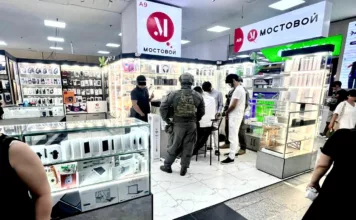 В ЦУМе и ГУМе продавали переделанные кустарным методом «Айфоны»