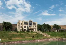 Семью Атамбаевых выселяют из дома в Кой-Таше