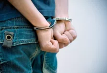 В Бишкеке водитель Hyundai Sonata напал на инспектора и пытался ударить его баллонным ключом