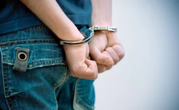 В Бишкеке водитель Hyundai Sonata напал на инспектора и пытался ударить его баллонным ключом