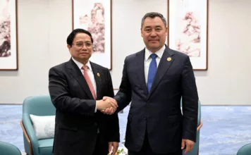 Садыр Жапаров встретился с премьер-министром Вьетнама