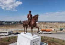 В Бишкеке открыли памятник Нузупу бию