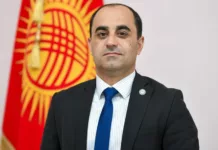 Водитель грузовика нарушил ПДД и показал неприличный жест вице-мэру Бишкека Рамизу Алиеву