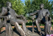 «Памятник Айтматову и Ауэзову — это не камень прошлого, а вектор будущего»