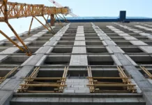 В Бишкеке на стройке мужчина сорвался с высоты