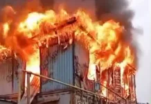 В жилмассиве Кара-Жыгач Свердловского района Бишкека горит жилой дом из контейнеров, сообщают в МЧС.