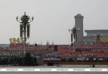 На площади Таньаньмэнь в Пекине прошёл торжественный военный парад